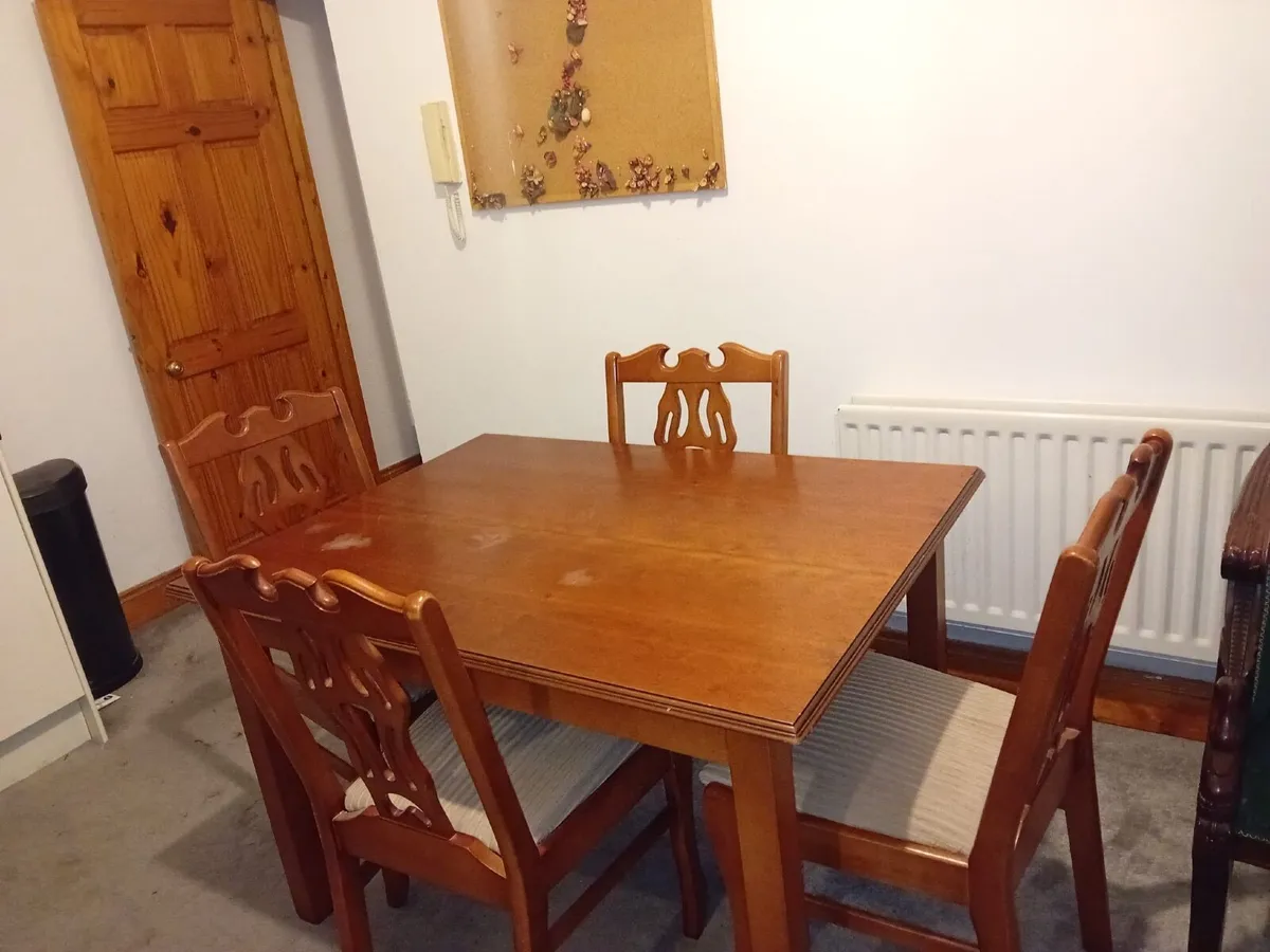 Table and chairs - Image 1