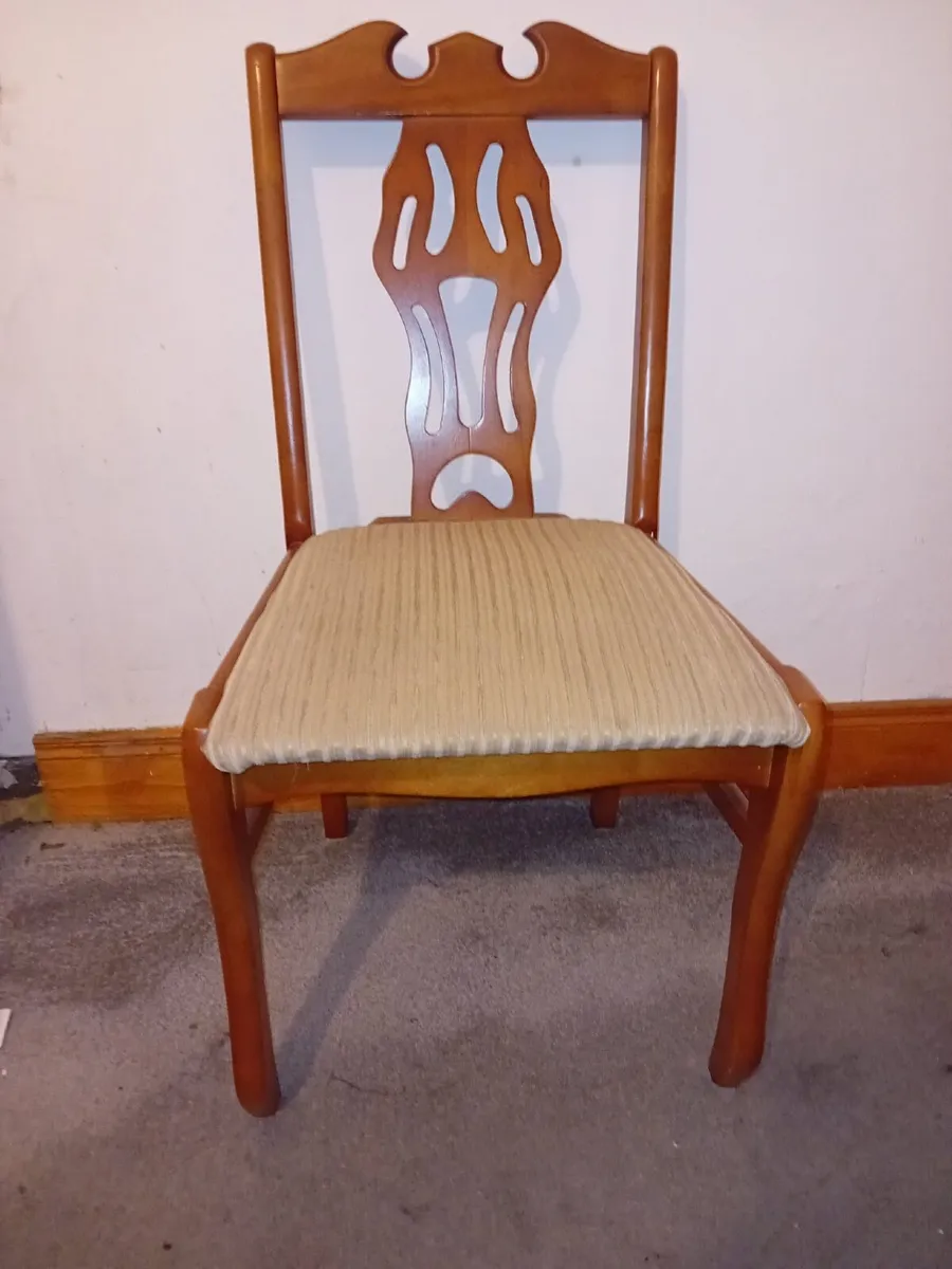 Table and chairs - Image 2