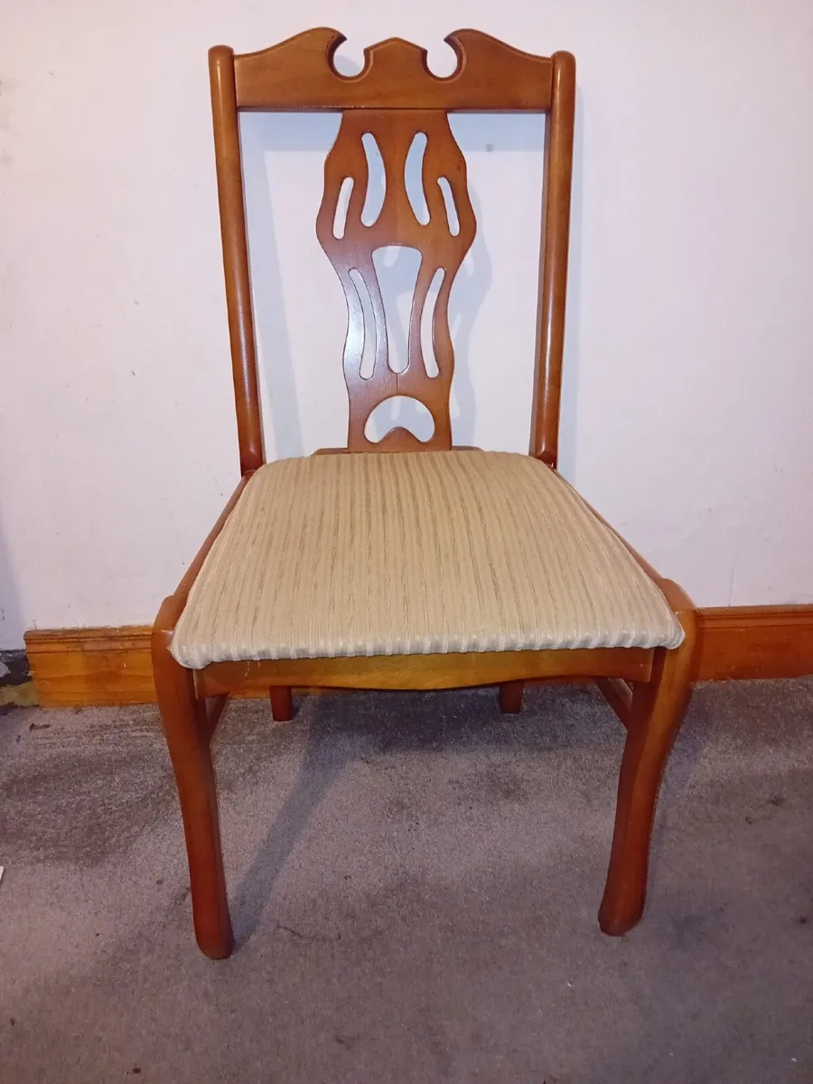 Table and chairs - Image 3