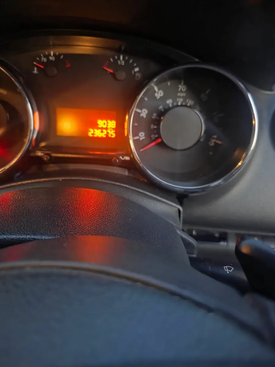 Peugeot 5008 2010 - Image 2