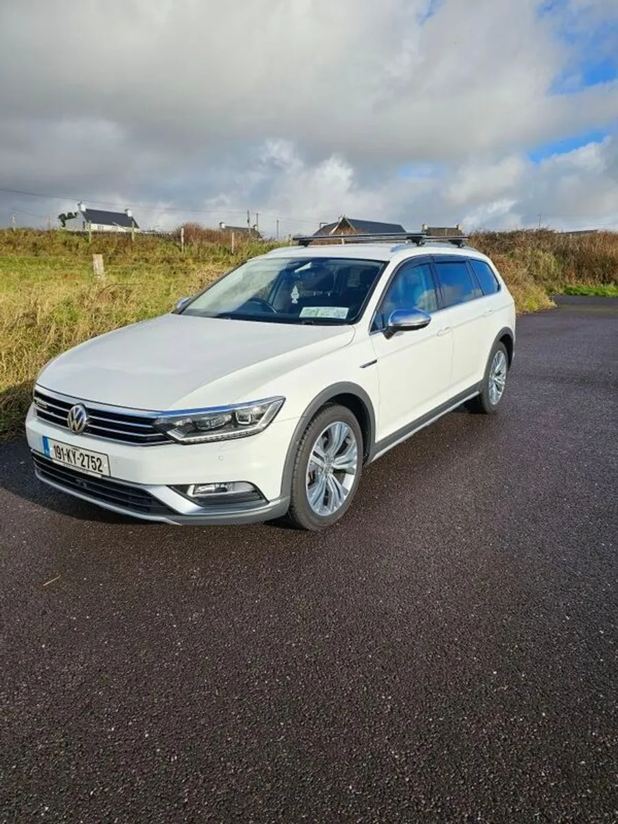 2019 Volkswagen Passat Alltrack 4motion - Image 3
