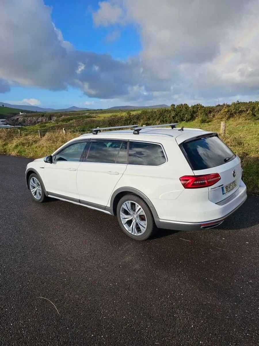 2019 Volkswagen Passat Alltrack 4motion - Image 4