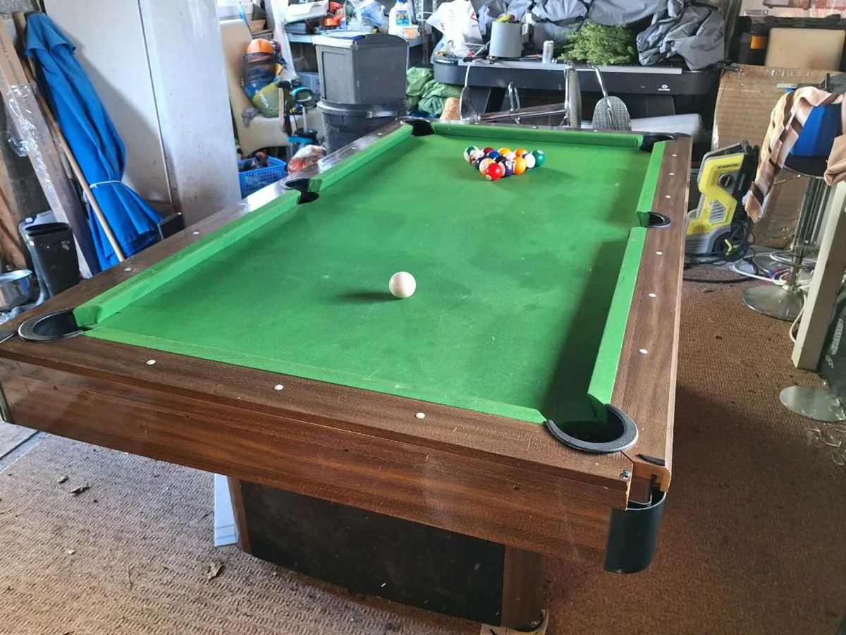 Pool table - Image 1