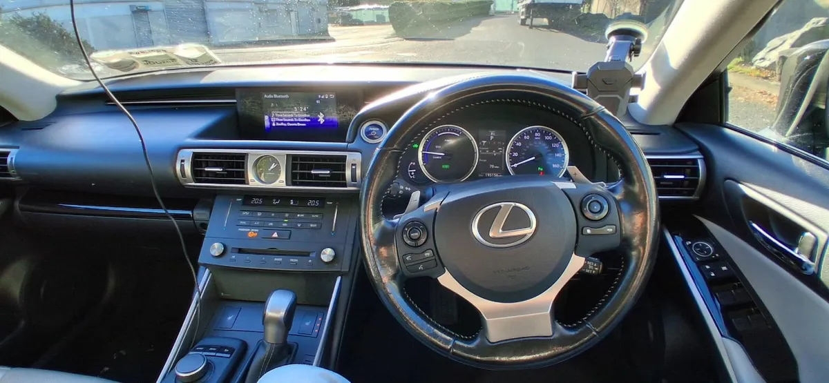 Lexus IS 300h 2.5l 2015 - Image 2
