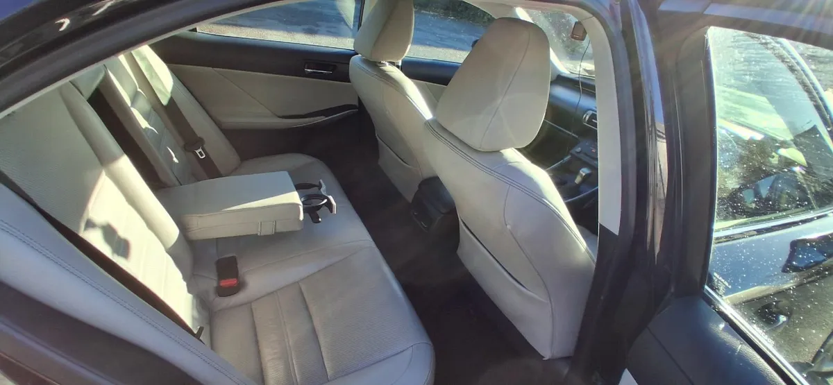 Lexus IS 300h 2.5l 2015 - Image 3