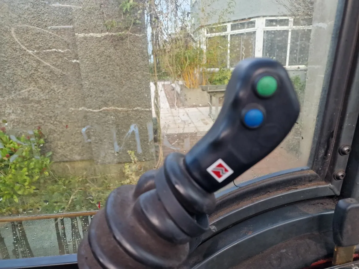 Kubota 27hp Compact Tractor 4 in 1 Loader - Image 4