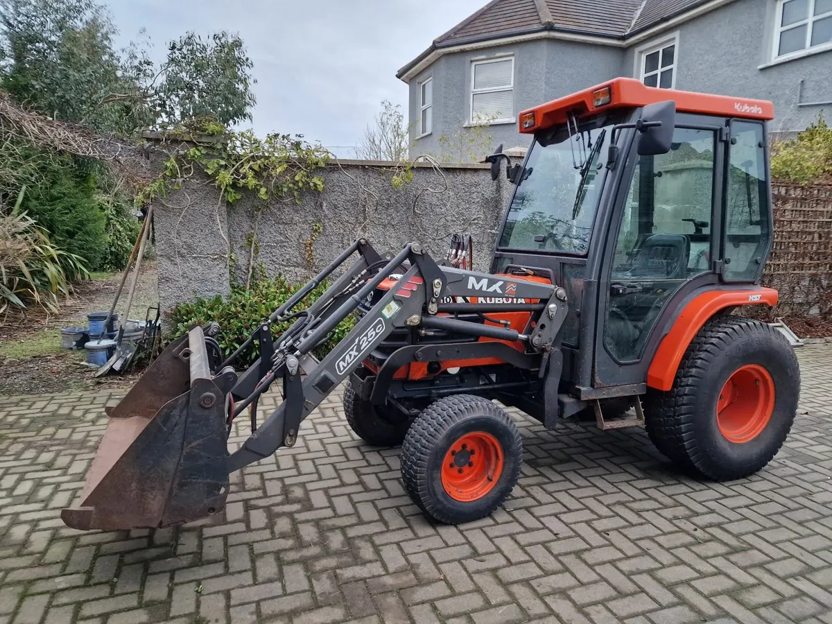 Kubota 27hp Compact Tractor 4 in 1 Loader - Image 2
