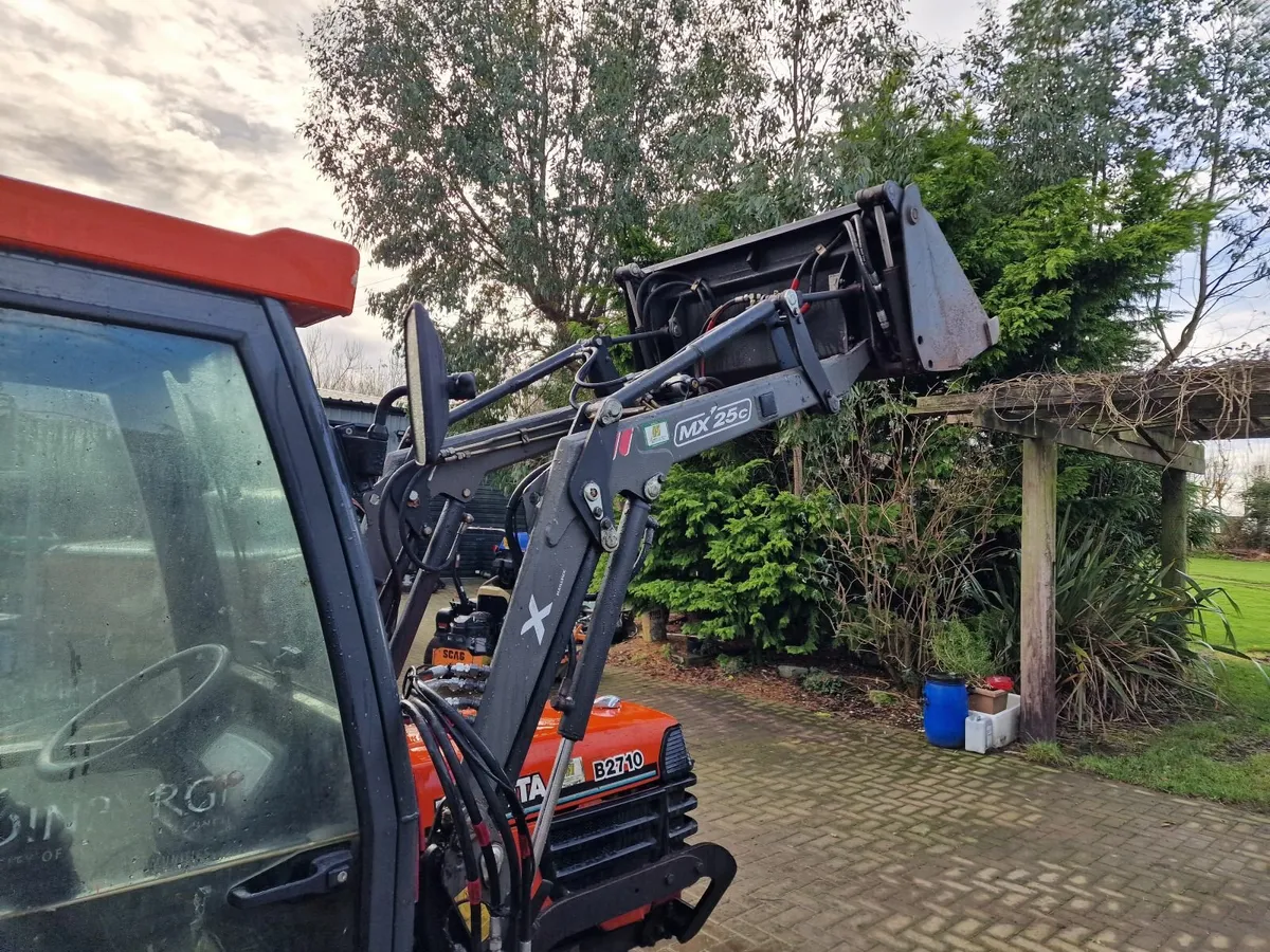 Kubota 27hp Compact Tractor 4 in 1 Loader - Image 1