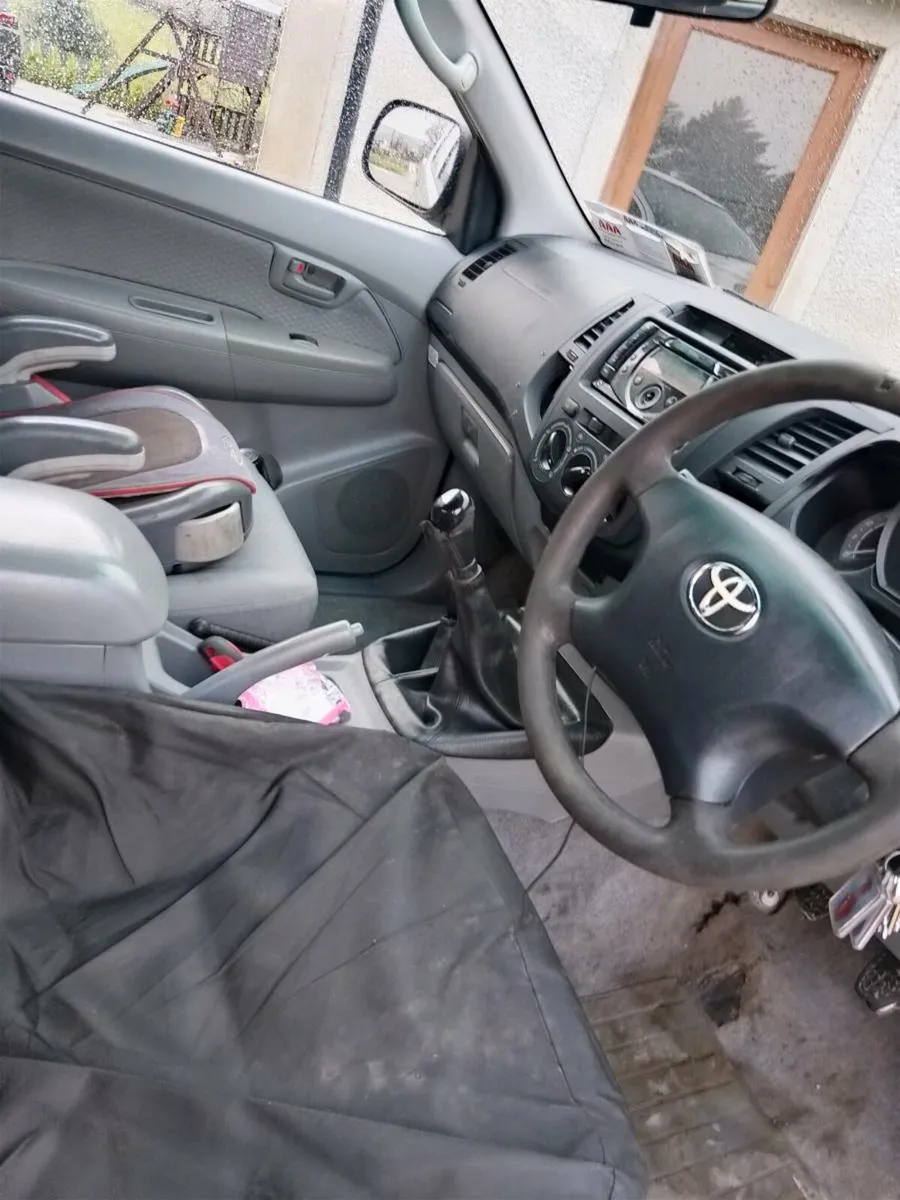 10 Hilux - Image 4