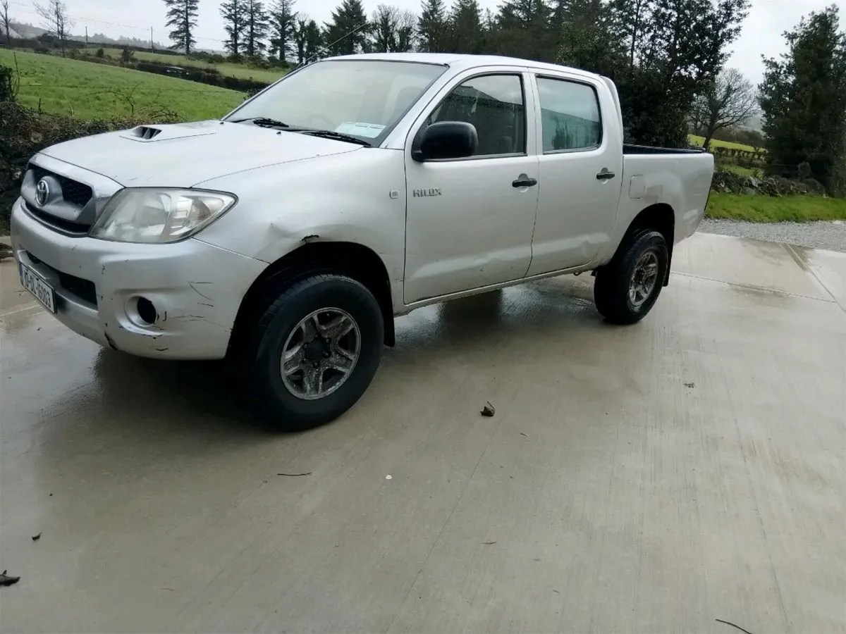 10 Hilux - Image 1