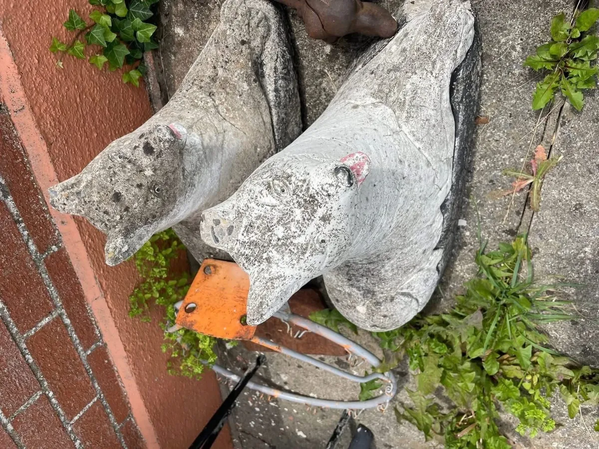 Statues garden gate pillar - Image 2