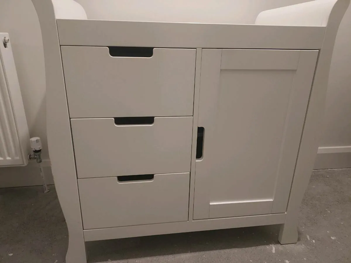 Changing table - Image 1