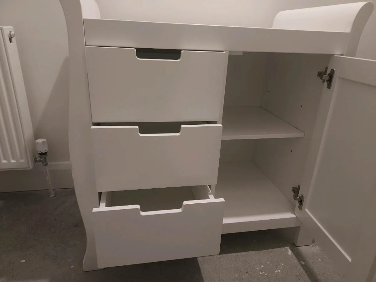 Changing table - Image 2