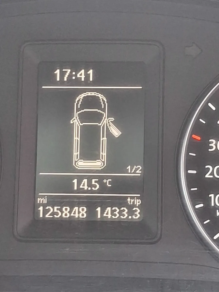 Volkswagen Touran 2015 - Image 2