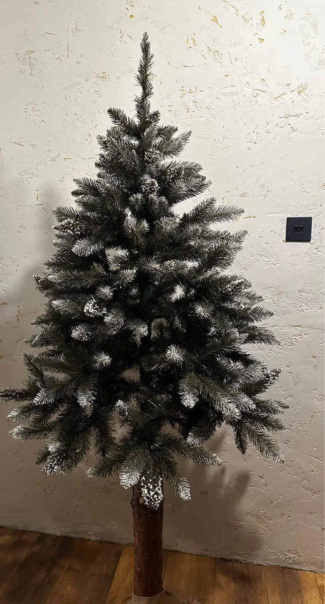 Dimond spruce on trunk PVC - Image 1