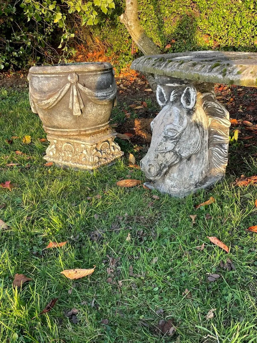 Garden decor concrete pot and statues - Image 2