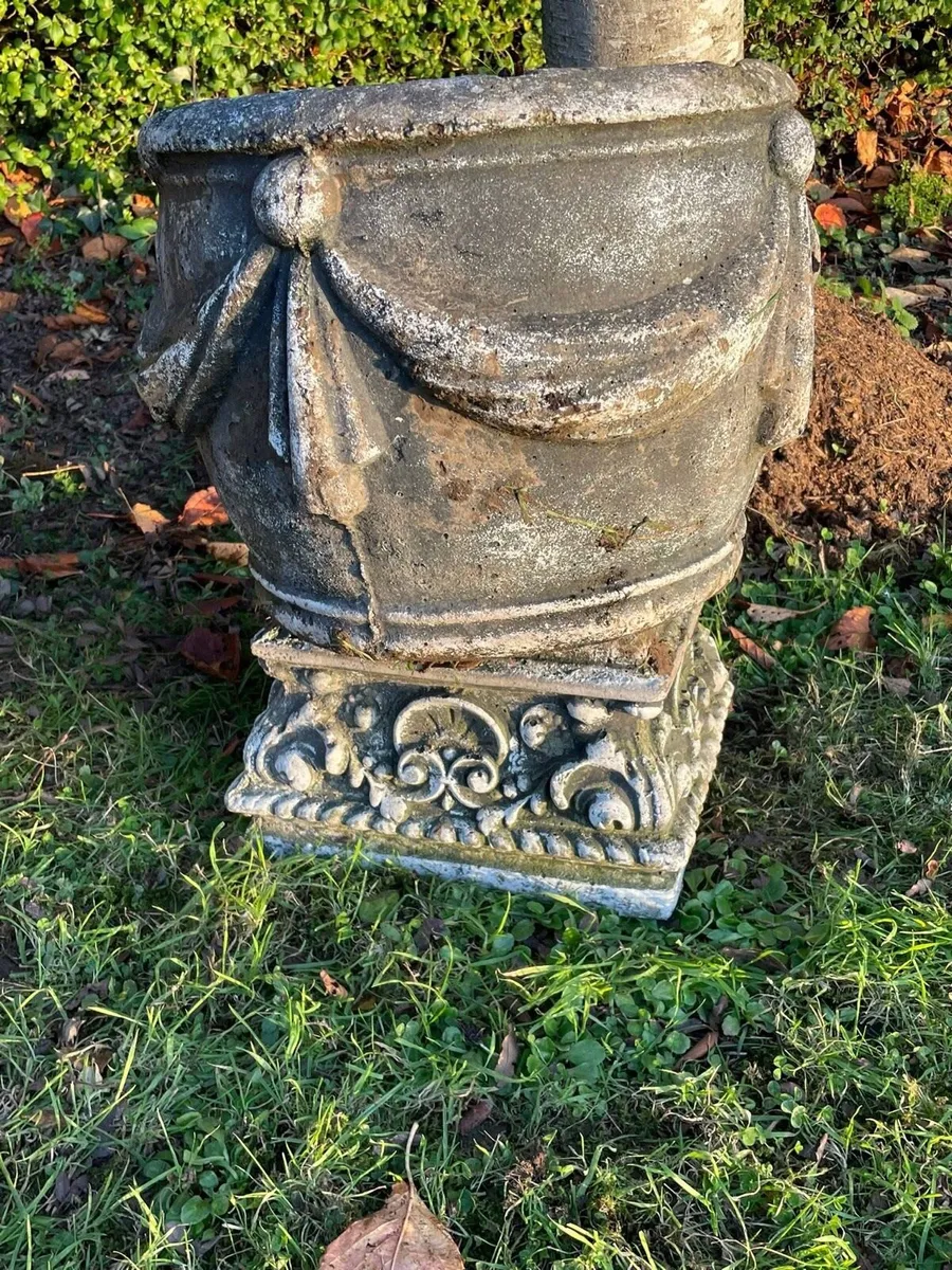 Garden decor concrete pot and statues - Image 3