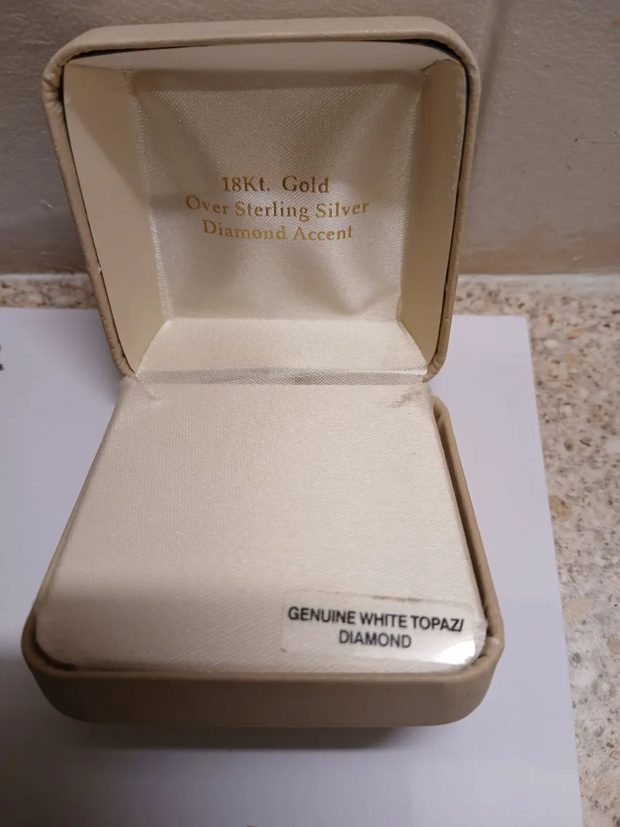 Pendant and chain - Image 3