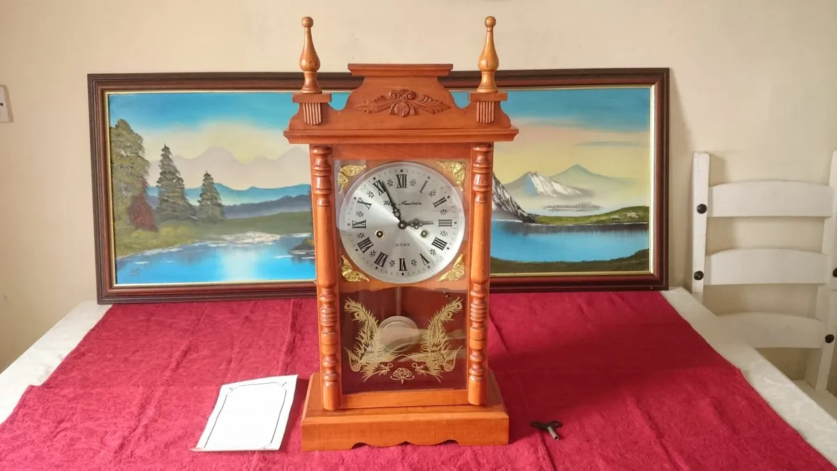 Vintage White Mountain 31 Day Wind Up Wall Clock - Image 1