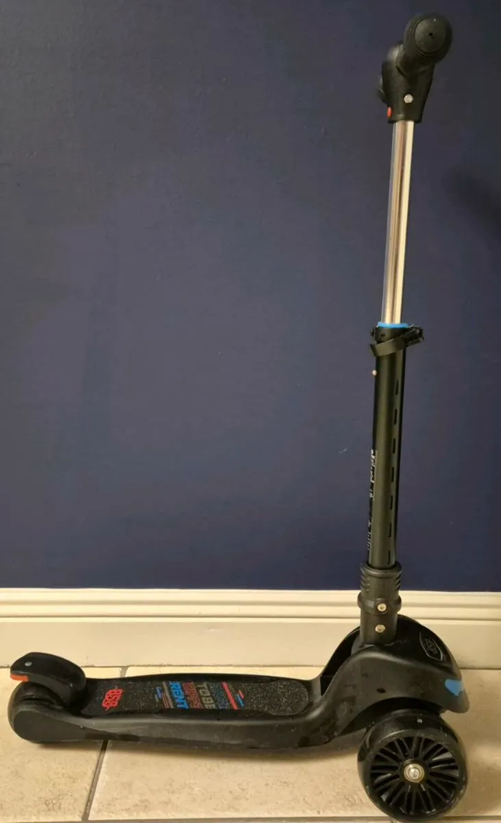 Scooter 3-Wheel 858  35 euro - Image 2