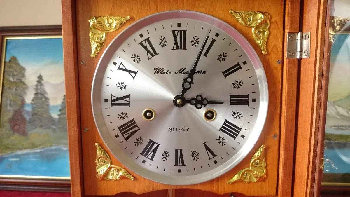 Vintage White Mountain 31 Day Wind Up Wall Clock - Image 3