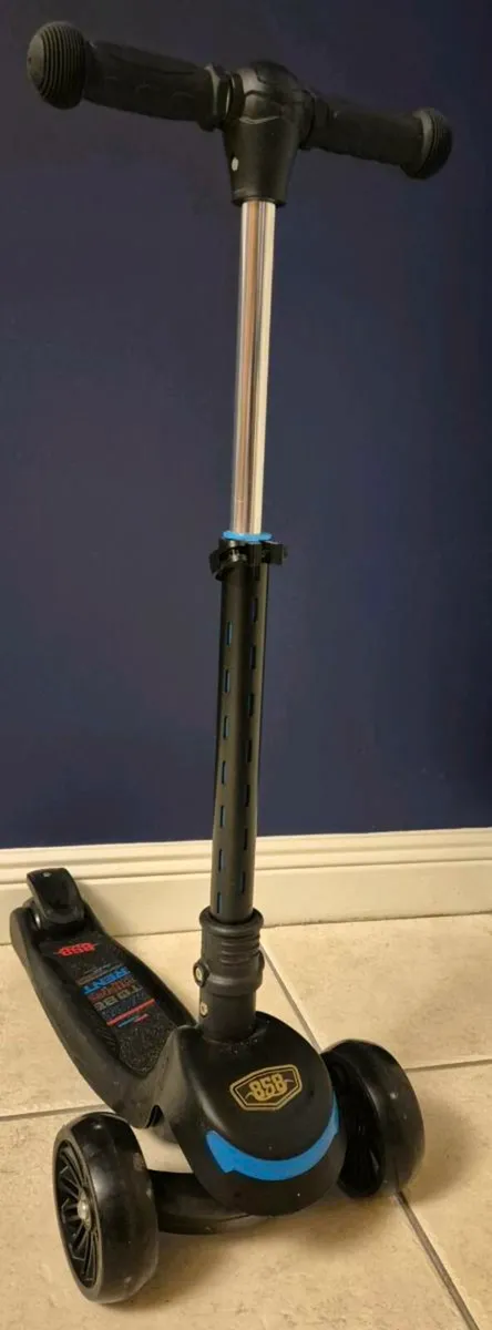 Scooter 3-Wheel 858  35 euro - Image 1