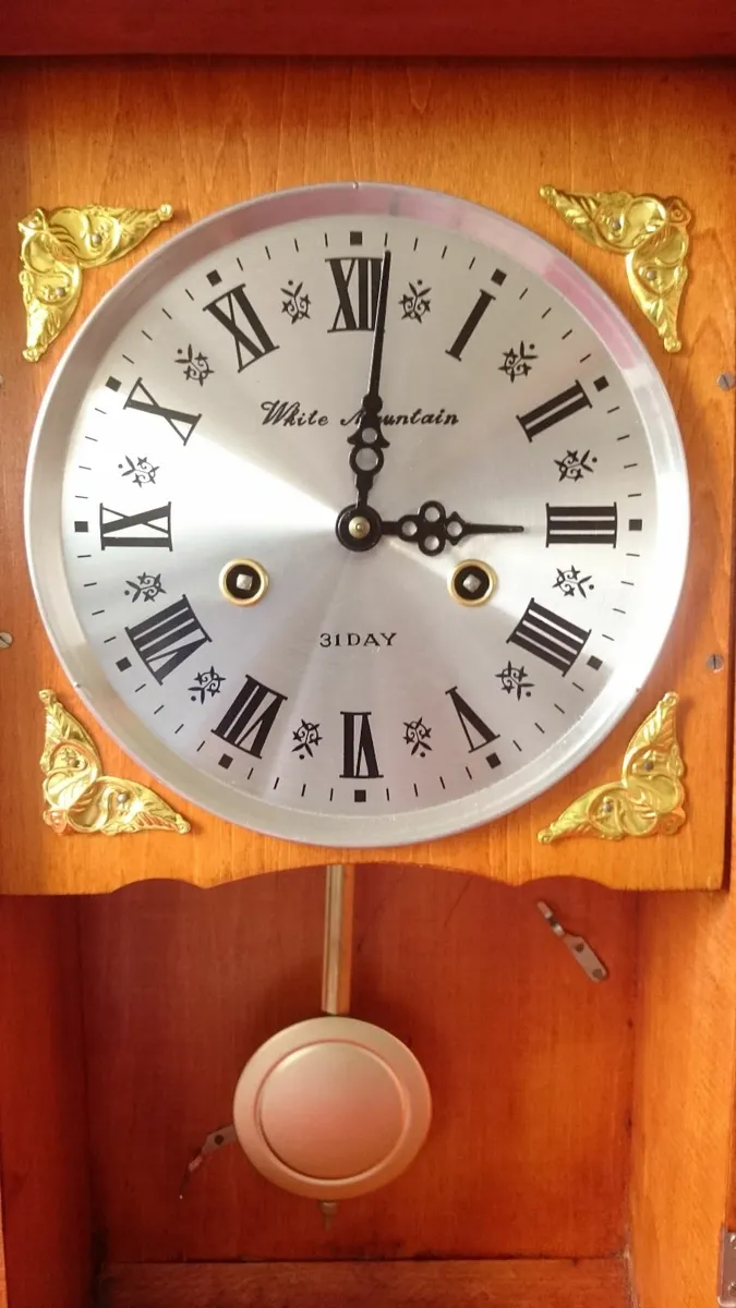 Vintage White Mountain 31 Day Wind Up Wall Clock - Image 4