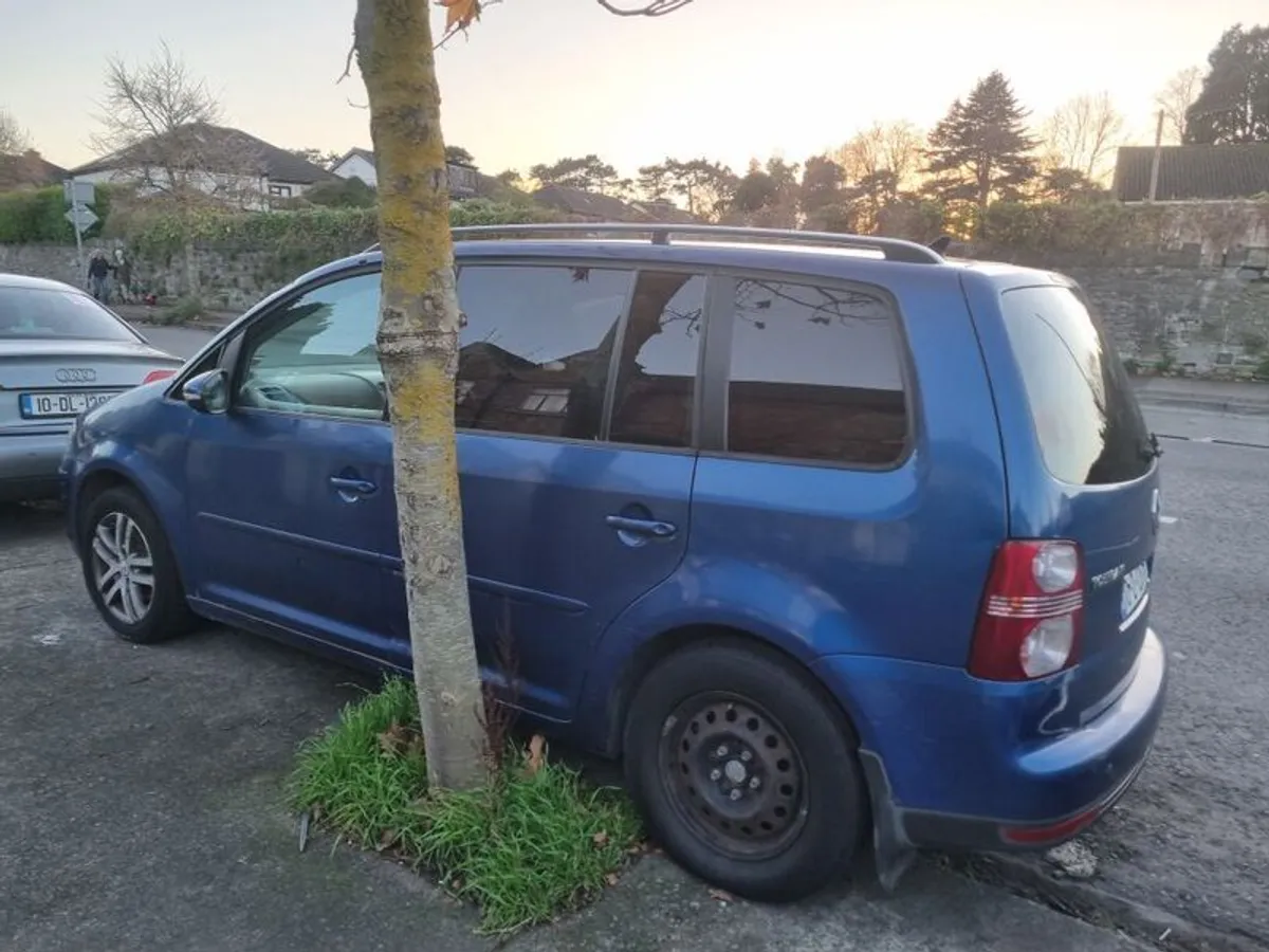 2010 Volkswagen Touran - Image 2