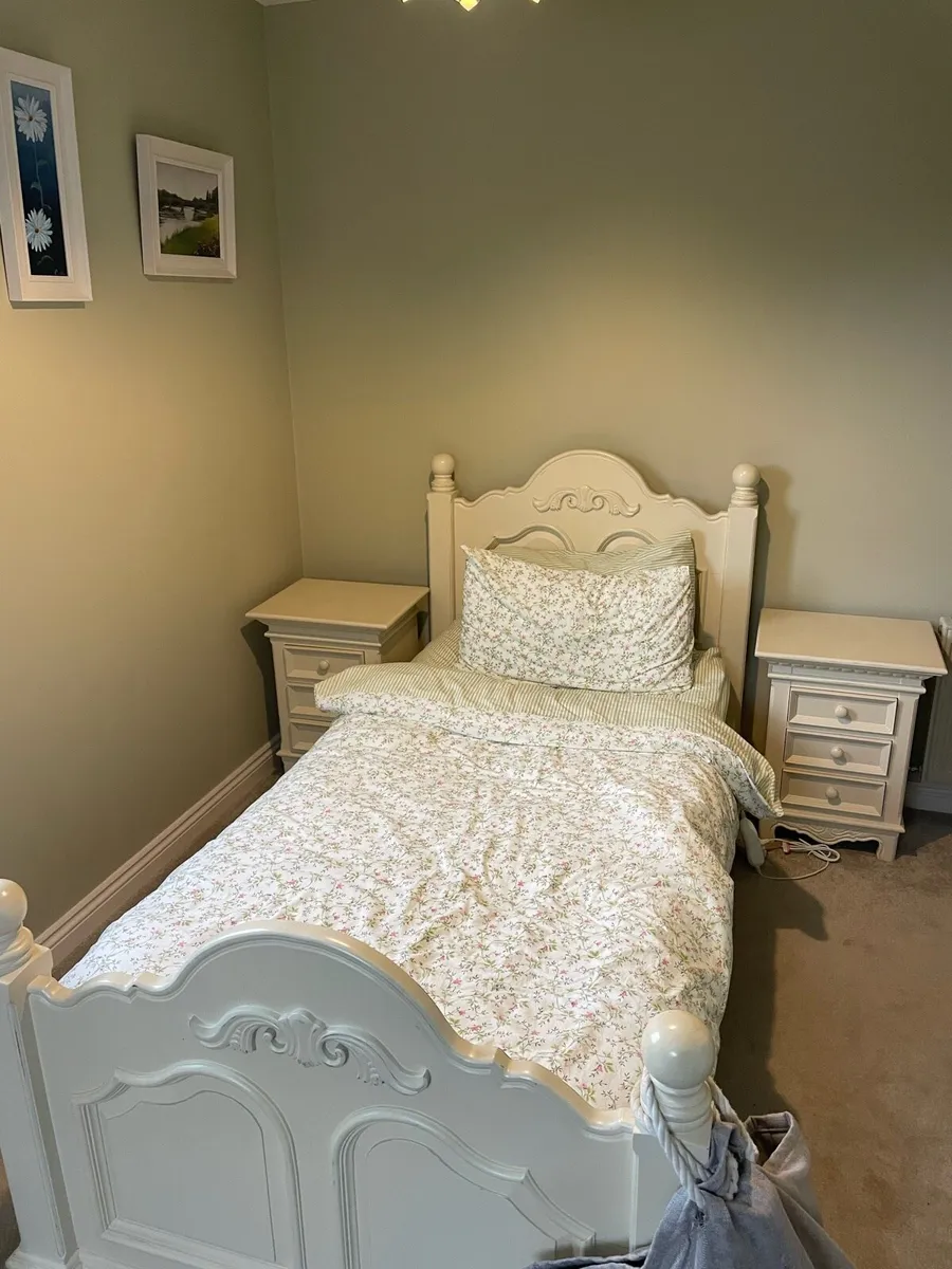 Single bed & lockers - Image 1