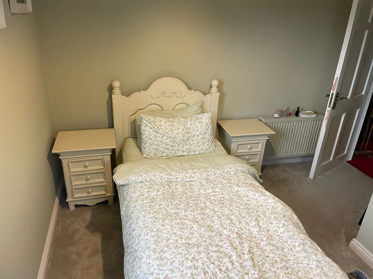 Single bed & lockers - Image 2