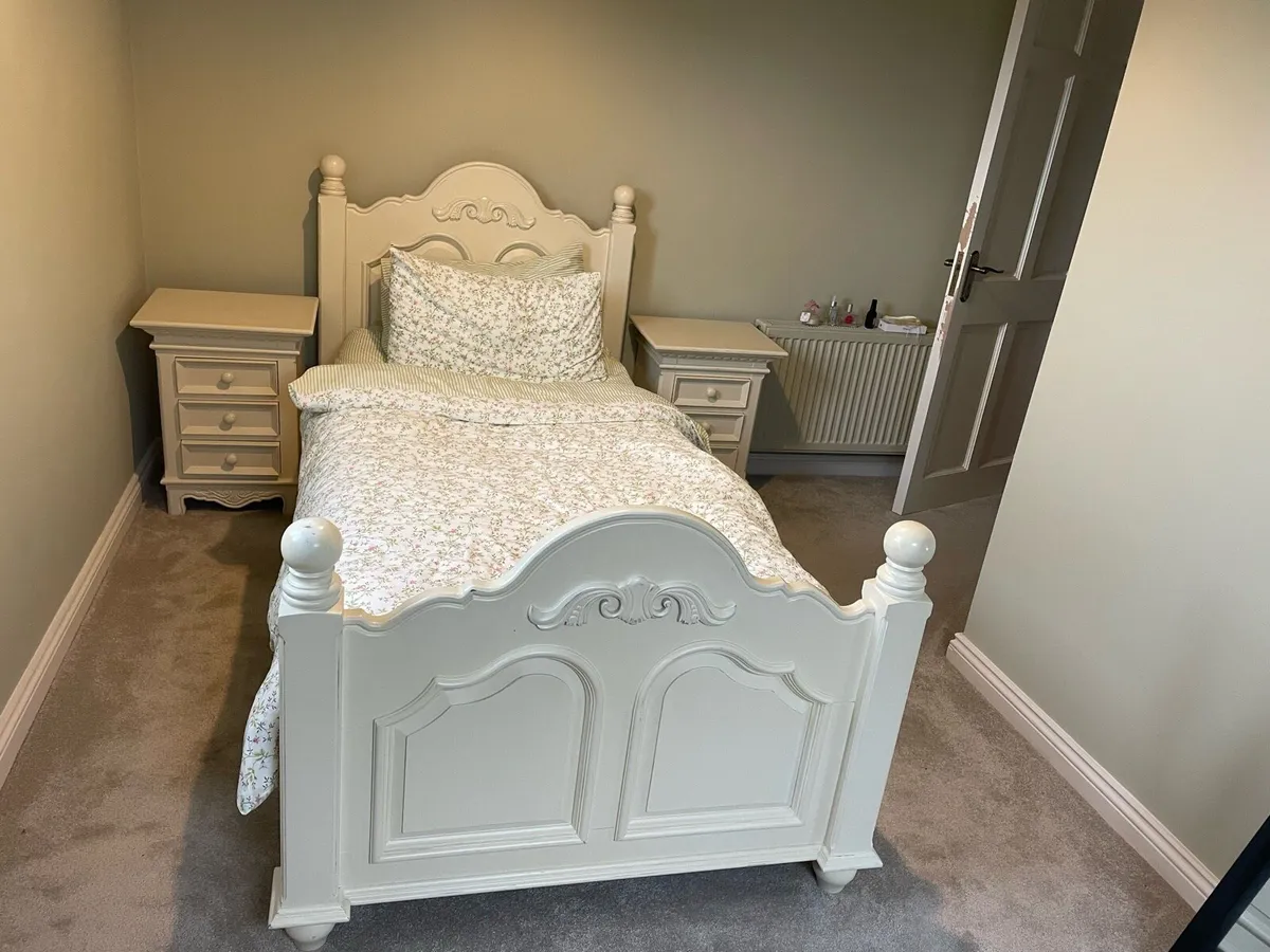 Single bed & lockers - Image 3