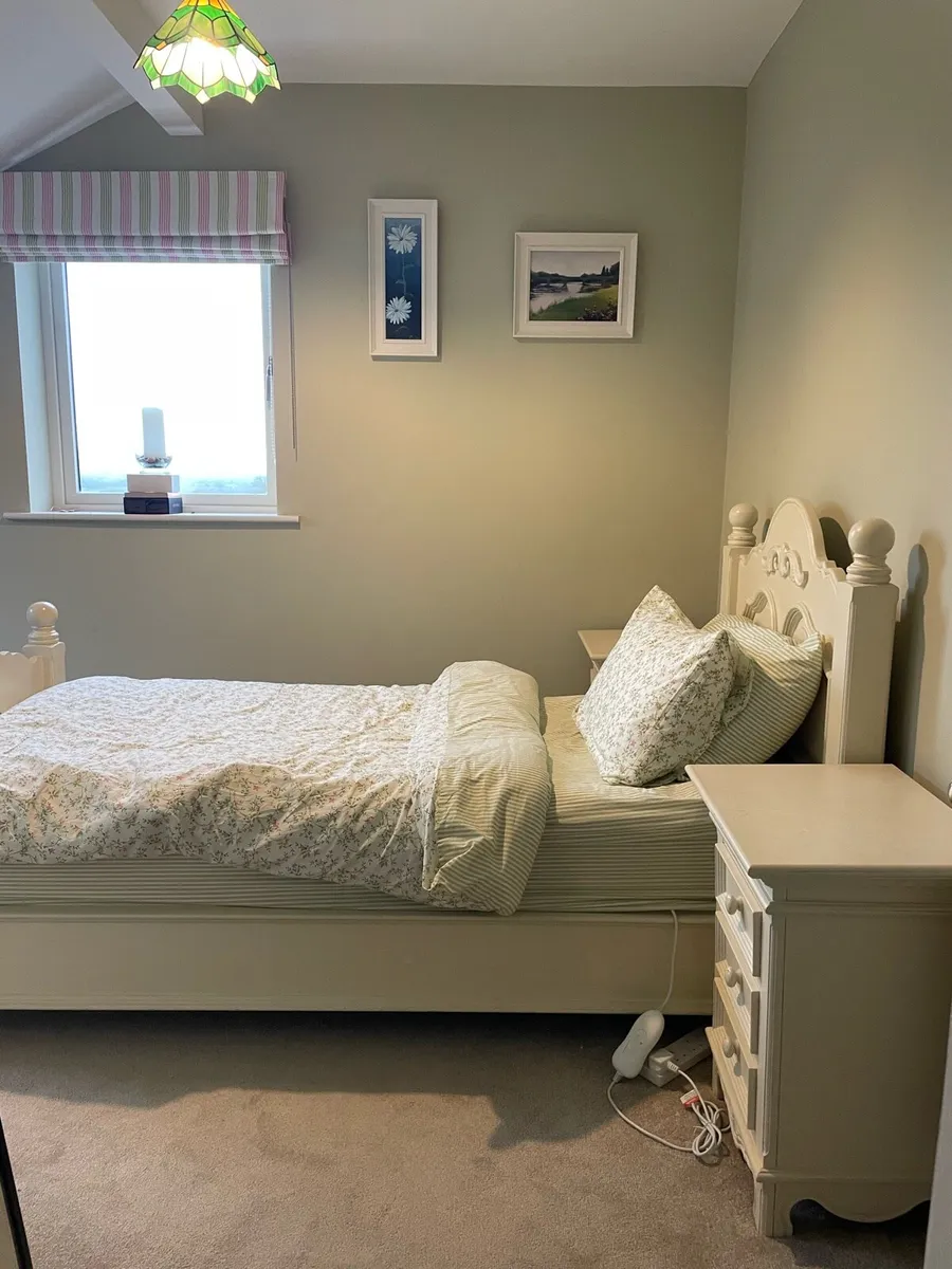 Single bed & lockers - Image 4