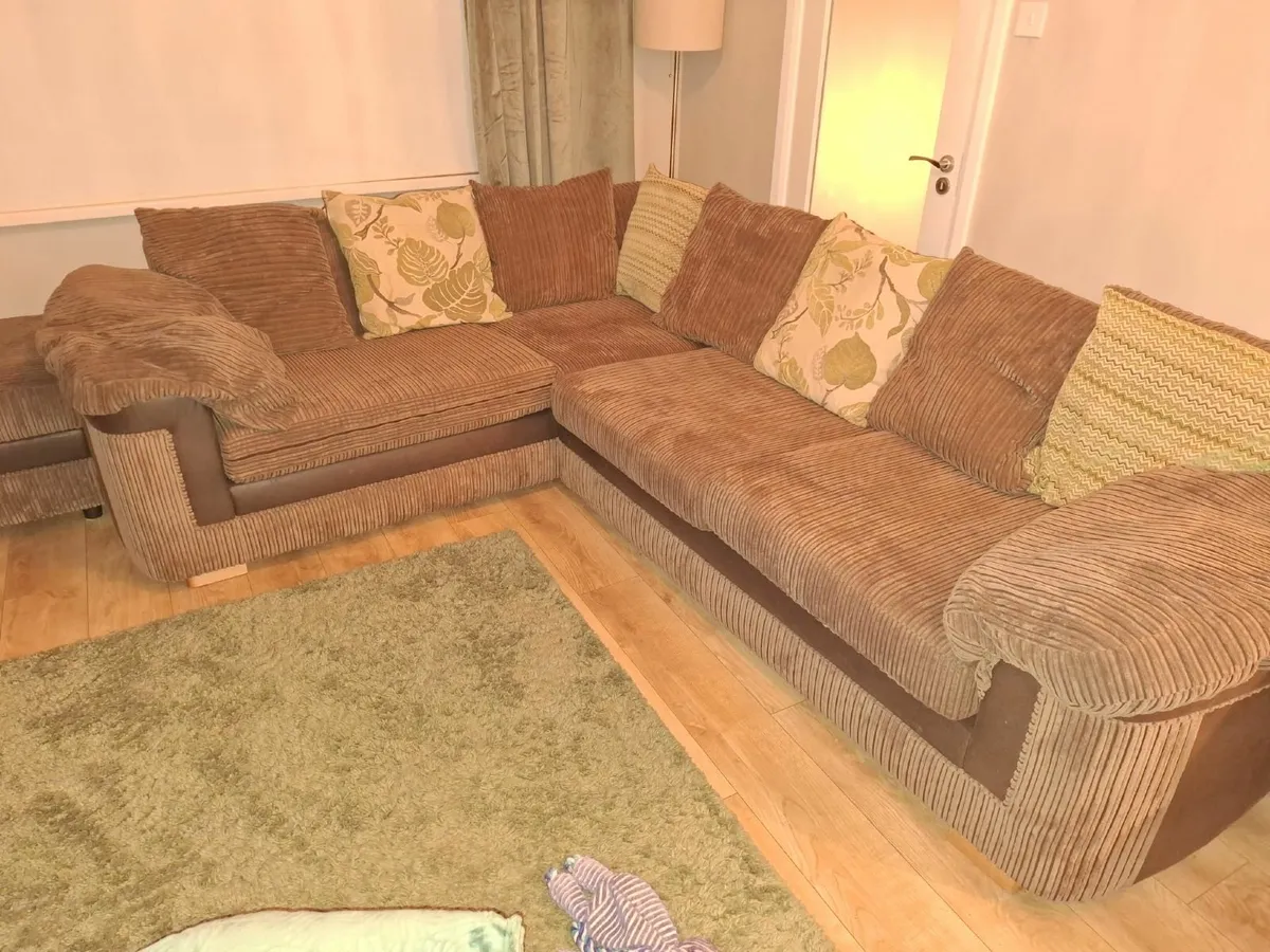 Corner suite and footstool - Image 1