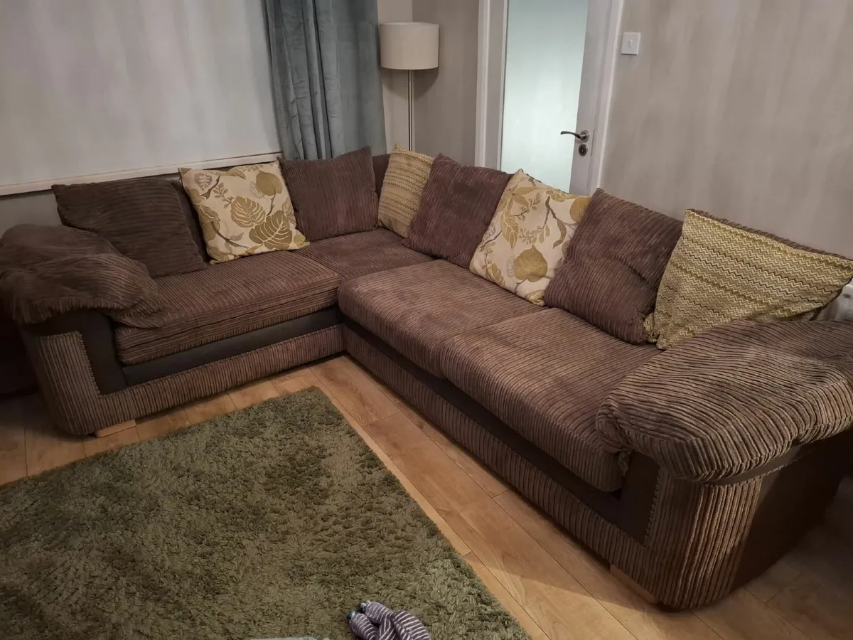 Corner suite and footstool - Image 2