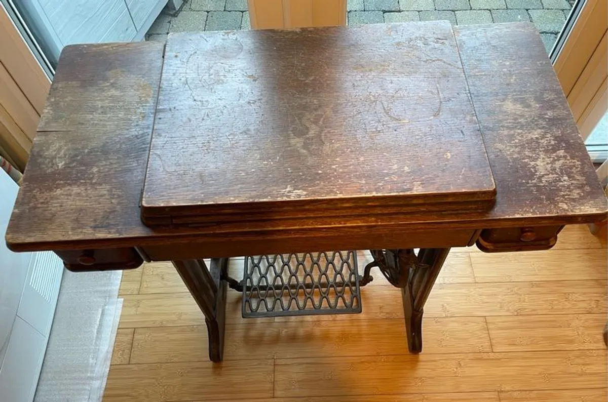 Singer sewing machine - Image 1