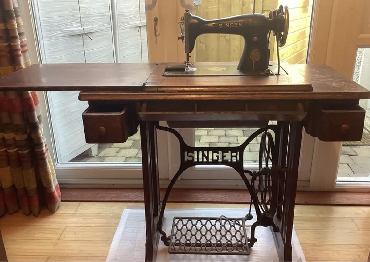 Singer sewing machine - Image 4