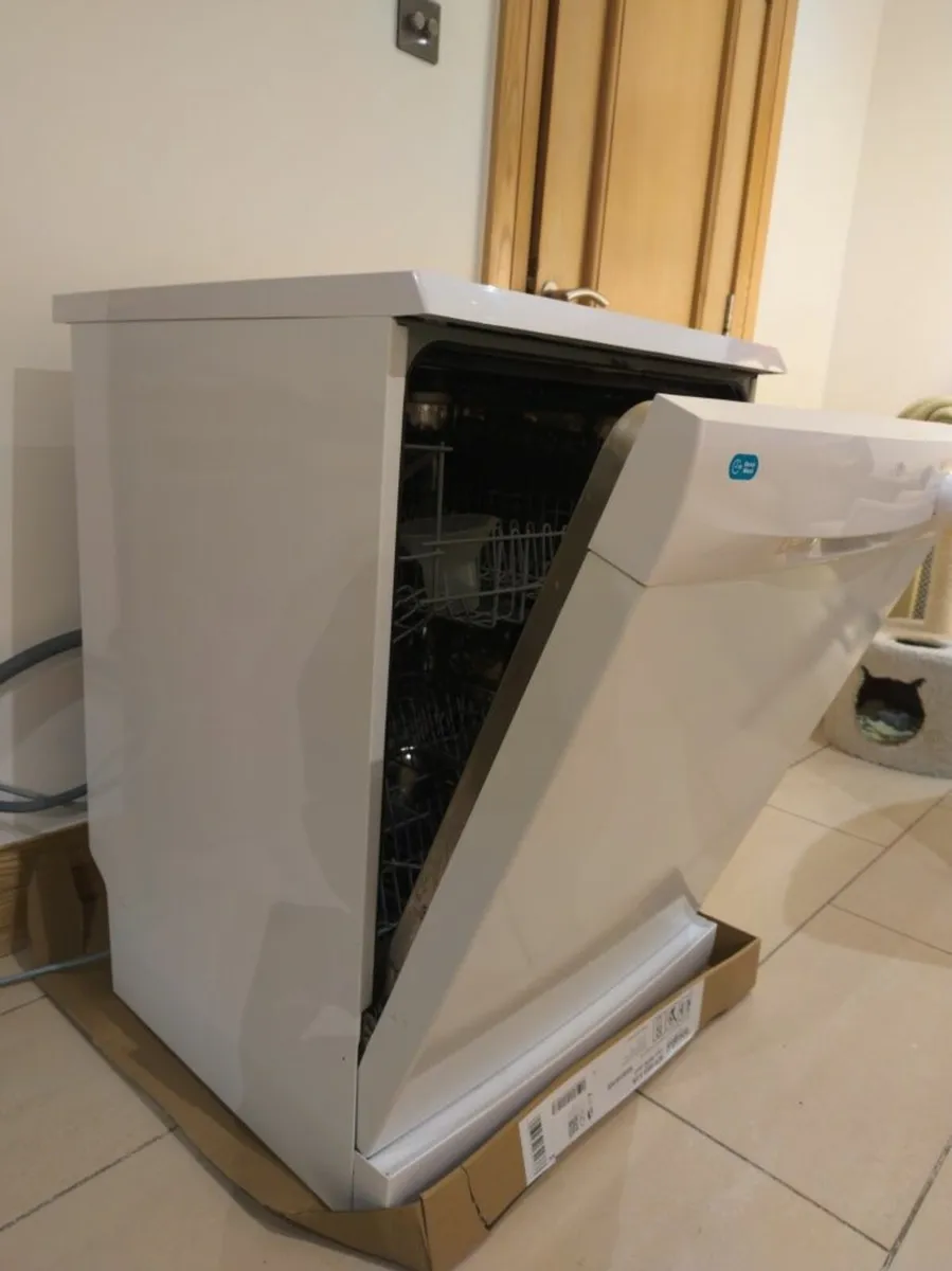 Zanussi ZDF21001WA freestanding dishwasher - Image 1