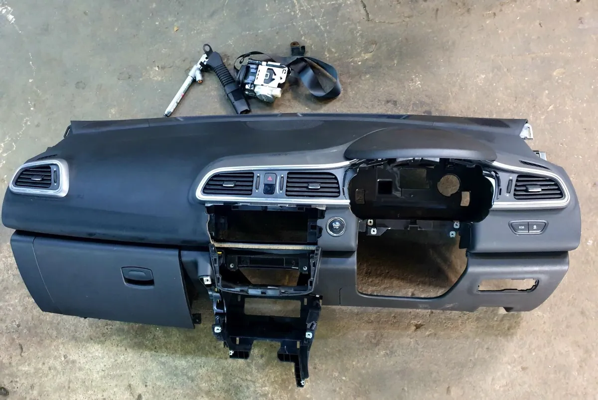 Renault Kadjar Dashboard kit,seat belts ECU - Image 1
