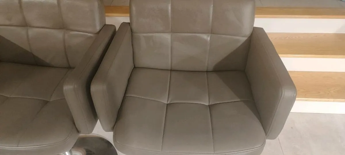 Kitchen bar stools - Image 1