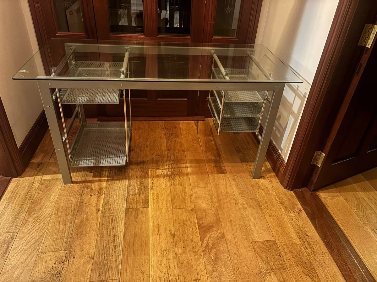 Office table - Image 1