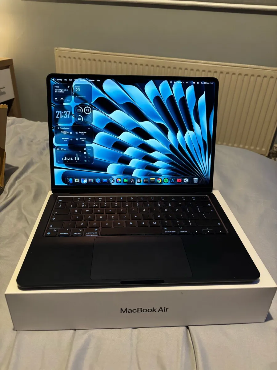 Mac Book Air - Image 1