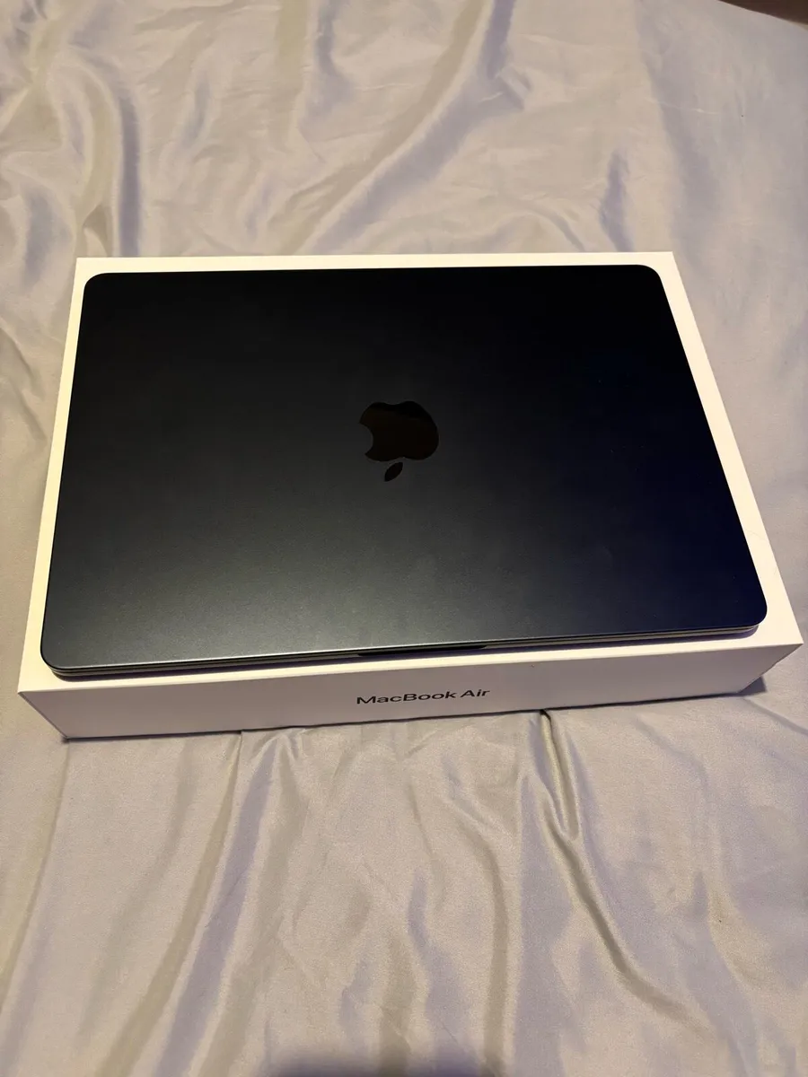Mac Book Air - Image 2