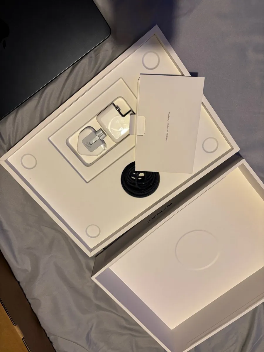 Mac Book Air - Image 3