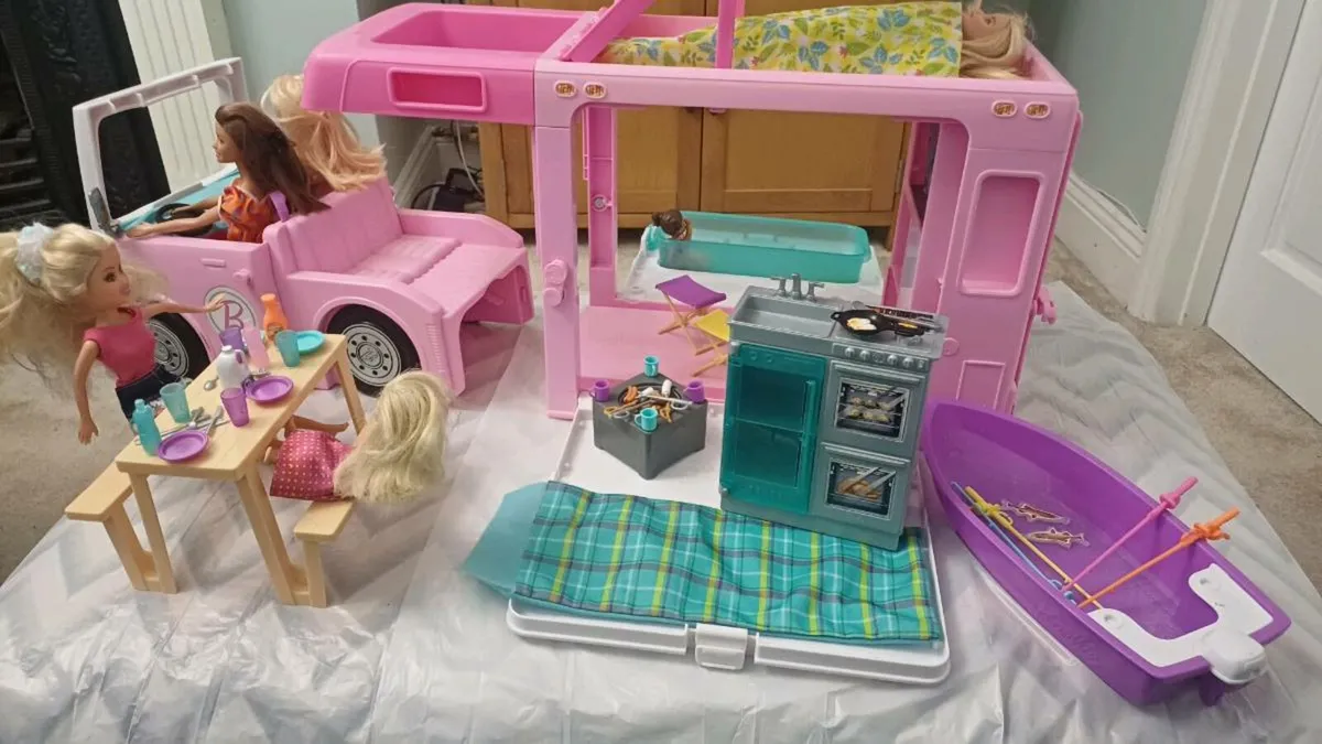 BARBIE 3 IN 1 CAMPER VAN and multiple accessories - Image 4