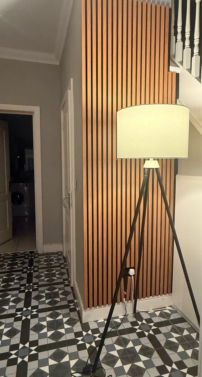 Tripod floor lamp