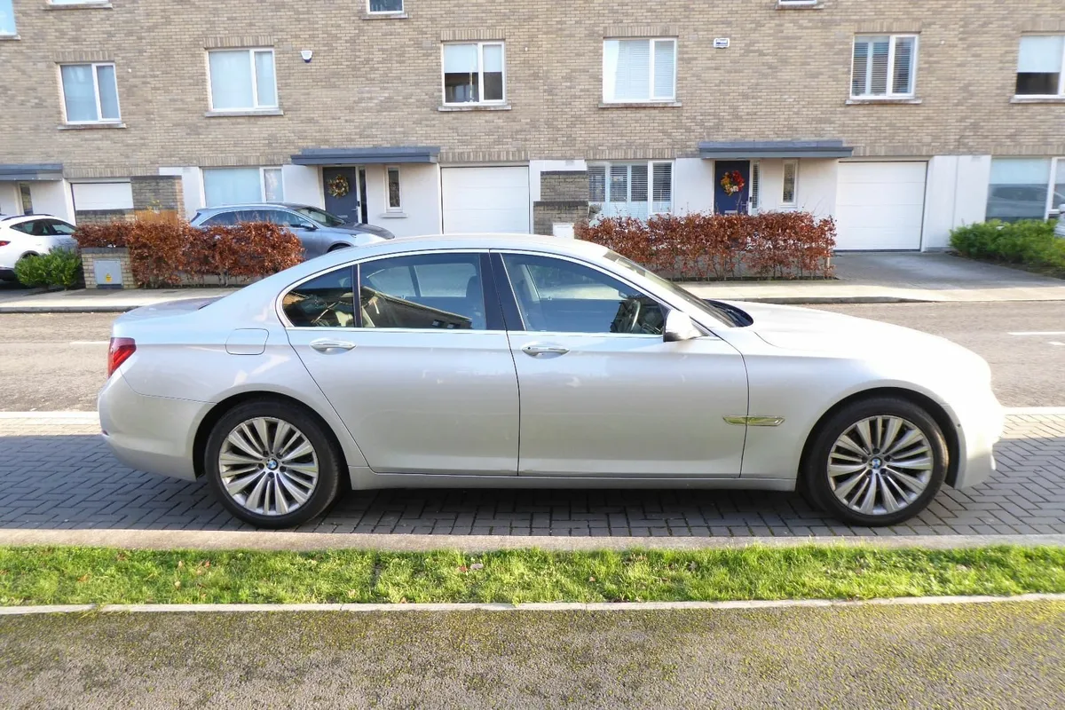 BMW 7-Series 2015 - Image 1