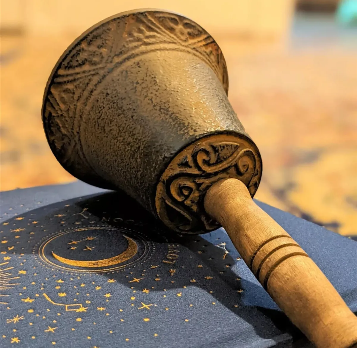 20cm Solid Cast Iron Wooden Handle Hand Bell NEW - Image 2