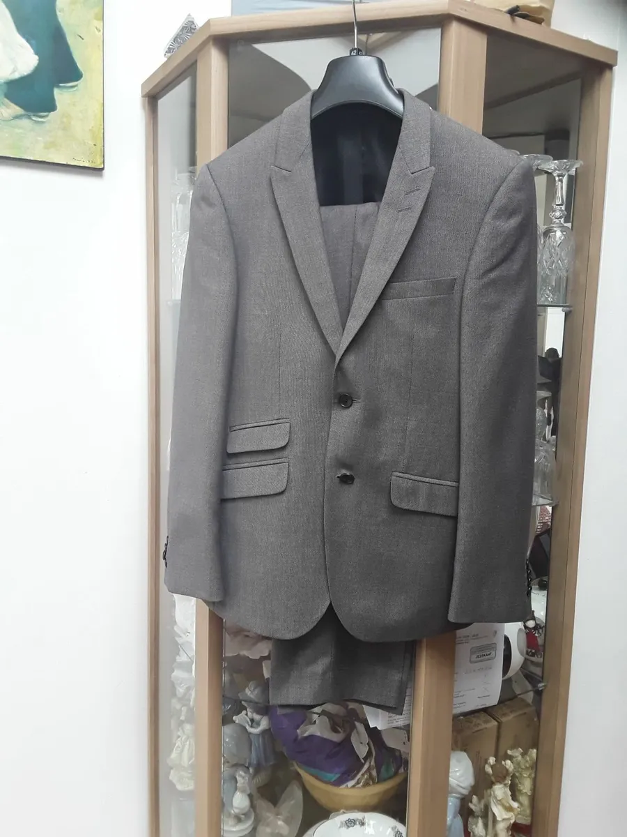 Lovely brand new Burton gents suit never worn - Image 1