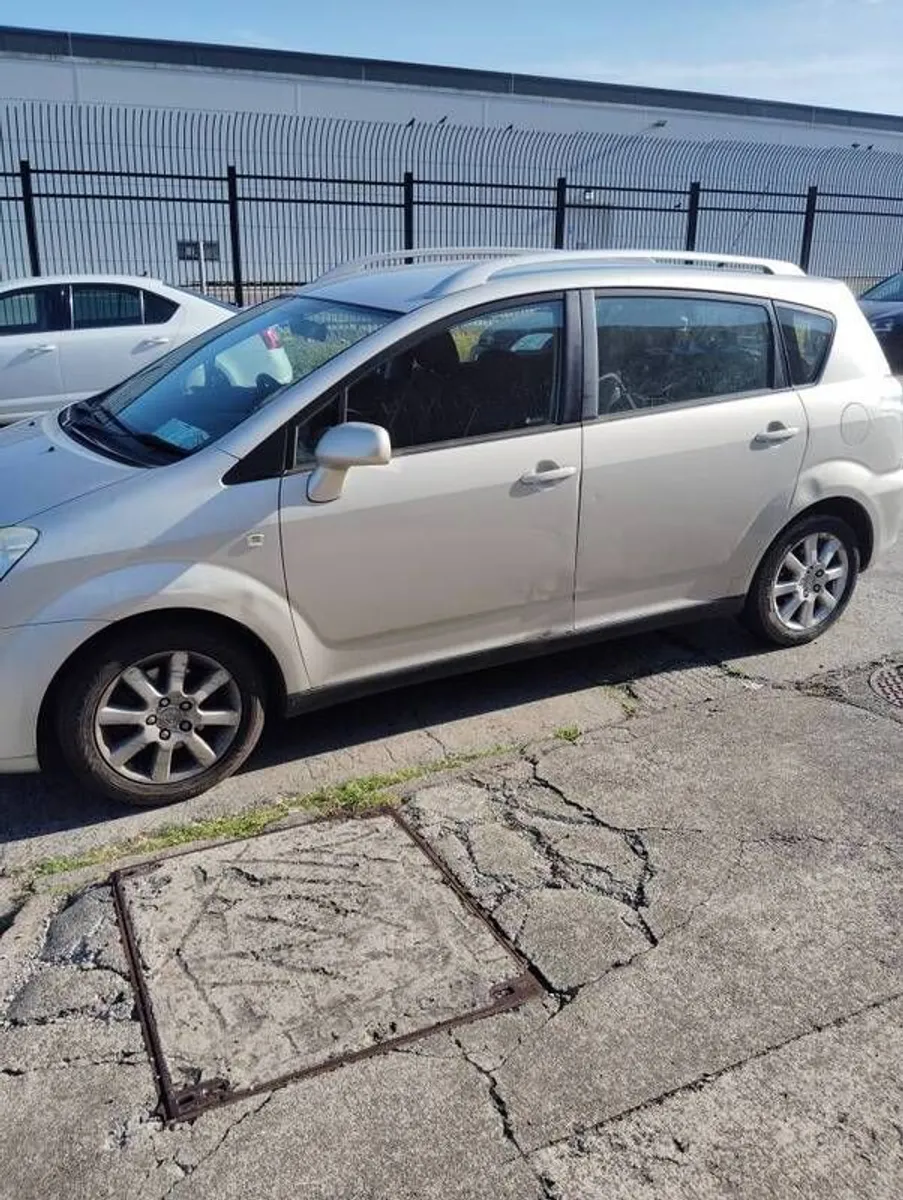 Toyota corolla Verso - Image 3