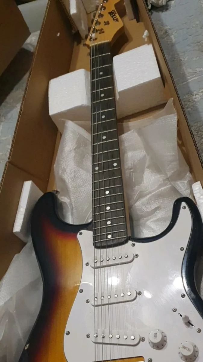 Six string electric guitar - Image 1